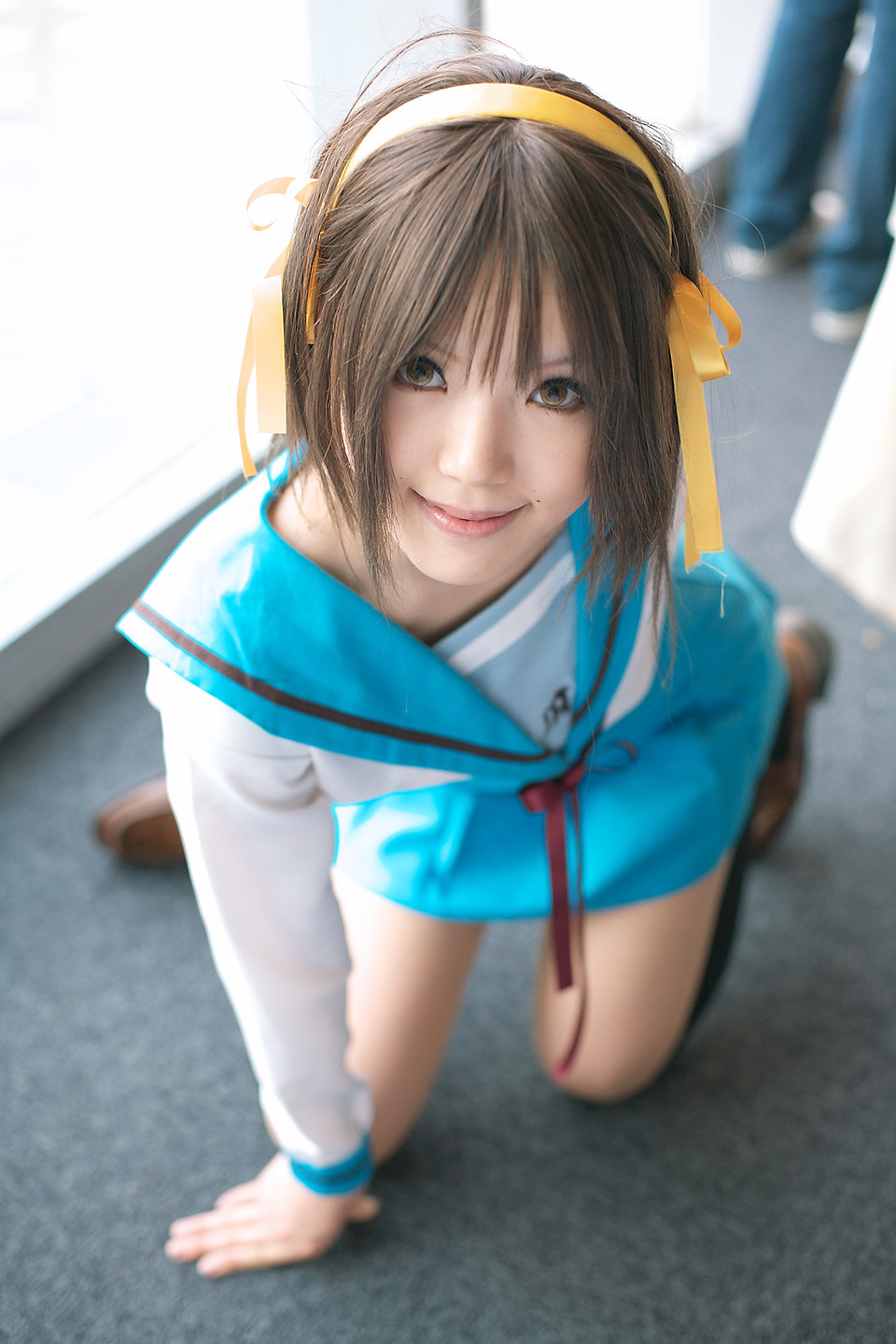kipi-san, suzumiya haruhi, suzumiya haruhi no yuuutsu, highres, photo (medium), 1girl, asian, brown eyes, brown hair, cosplay, female focus, looking at viewer, mole, school uniform, smile, solo, suzumiya haruhi (cosplay)