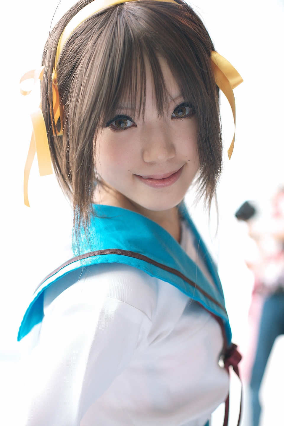 kipi-san, suzumiya haruhi, suzumiya haruhi no yuuutsu, highres, photo (medium), 1girl, asian, brown eyes, brown hair, cosplay, female focus, looking at viewer, mole, school uniform, smile, solo, suzumiya haruhi (cosplay)