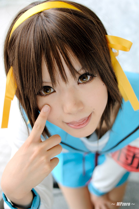 kipi-san, suzumiya haruhi, suzumiya haruhi no yuuutsu, photo (medium), 1girl, armband, asian, brown eyes, brown hair, cosplay, female focus, looking at viewer, mole, school uniform, solo, suzumiya haruhi (cosplay)