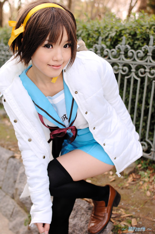 kipi-san, suzumiya haruhi, suzumiya haruhi no yuuutsu, photo (medium), 1girl, asian, brown eyes, brown hair, cosplay, female focus, looking at viewer, outdoors, school uniform, smile, solo, suzumiya haruhi (cosplay), thighhighs, zettai ryouiki