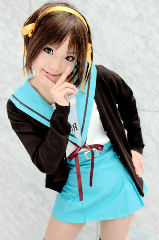 kipi-san, suzumiya haruhi, suzumiya haruhi no yuuutsu, photo (medium), 1girl, asian, brown eyes, brown hair, cosplay, female focus, looking at viewer, mole, school uniform, smile, solo, suzumiya haruhi (cosplay)