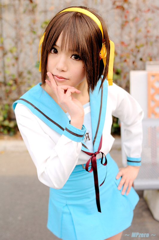 kipi-san, suzumiya haruhi, suzumiya haruhi no yuuutsu, photo (medium), 1girl, asian, brown eyes, brown hair, cosplay, female focus, looking at viewer, mole, school uniform, smile, solo, suzumiya haruhi (cosplay)