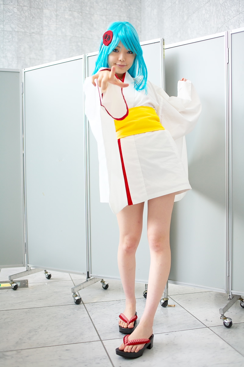 namada, yukiko hime, dororon enma-kun, highres, photo (medium), 1girl, asian, bare legs, blue eyes, blue hair, blurry, breasts, color contacts, cosplay, depth of field, feet, female focus, full body, indoors, japanese clothes, kimono, looking at viewer, pointing, pointing at viewer, short kimono, small breasts, solo, standing, white kimono, yukata