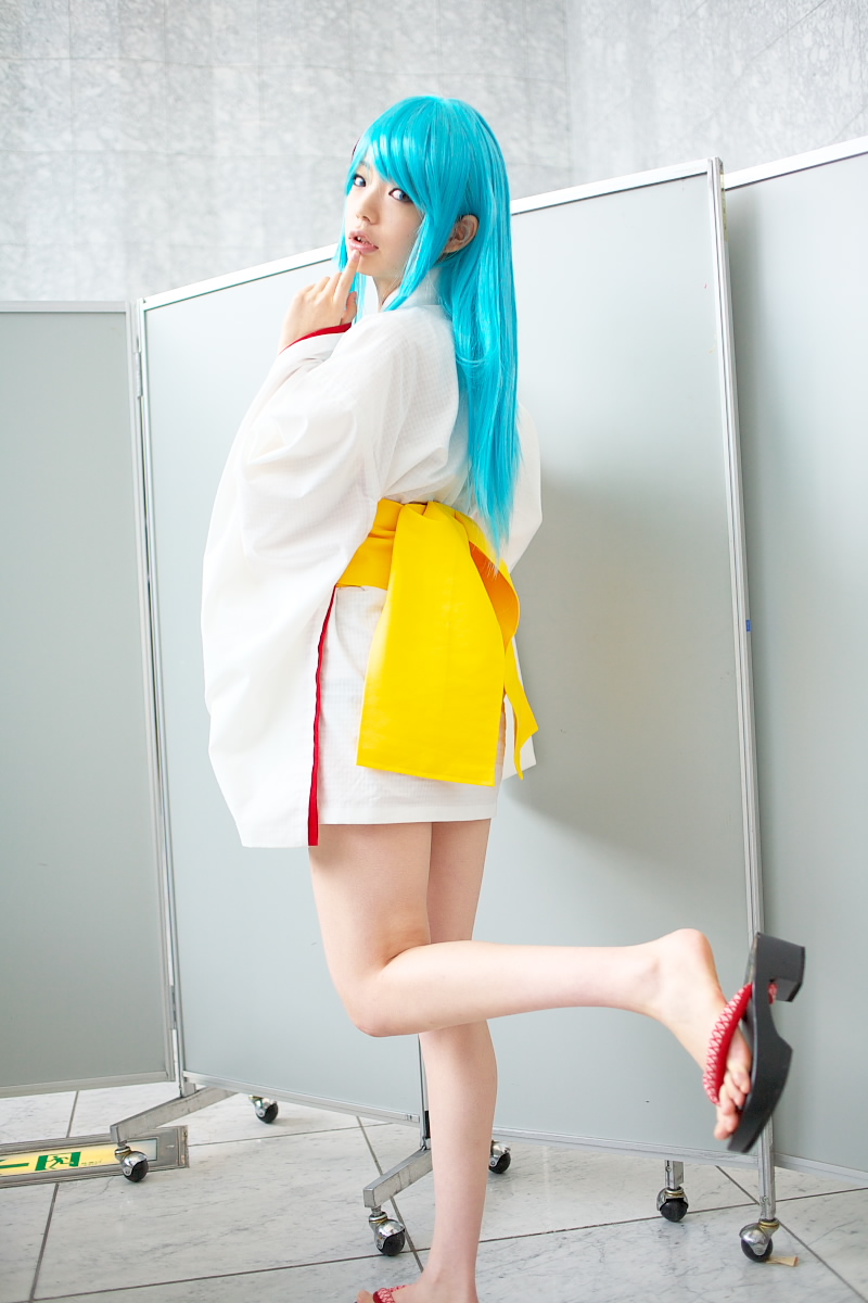 namada, yukiko hime, dororon enma-kun, highres, photo (medium), 1girl, asian, bare legs, blue eyes, blue hair, blurry, breasts, color contacts, cosplay, depth of field, feet, female focus, indoors, japanese clothes, kimono, looking at viewer, looking back, shoe dangle, short kimono, small breasts, solo, standing, standing on one leg, white kimono, yukata