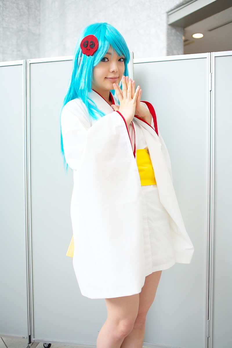 namada, yukiko hime, dororon enma-kun, highres, photo (medium), 1girl, asian, bare legs, blue eyes, blue hair, blurry, breasts, color contacts, cosplay, depth of field, female focus, indoors, japanese clothes, kimono, looking at viewer, short kimono, small breasts, smile, solo, standing, white kimono, yukata