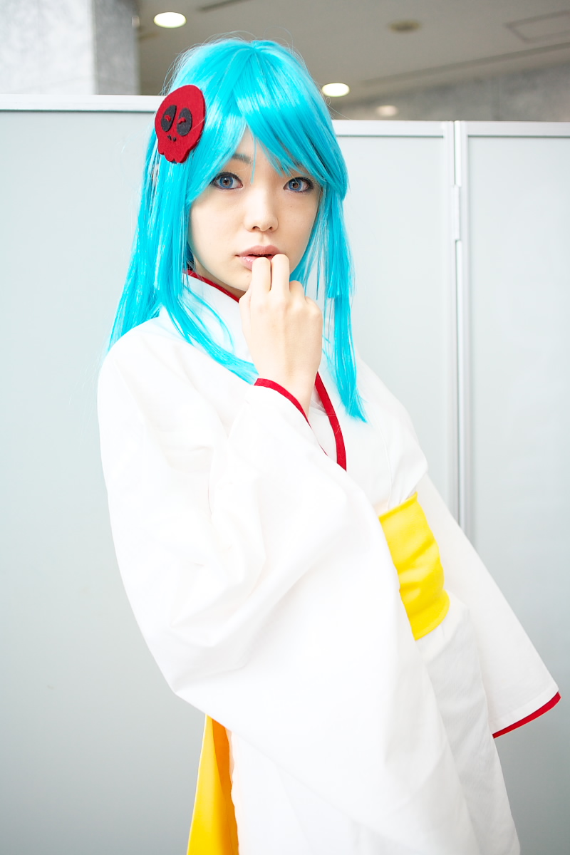 namada, yukiko hime, dororon enma-kun, highres, photo (medium), 1girl, asian, bare legs, blue eyes, blue hair, blurry, breasts, color contacts, cosplay, depth of field, female focus, indoors, japanese clothes, kimono, looking at viewer, parted lips, short kimono, small breasts, solo, standing, white kimono, yukata