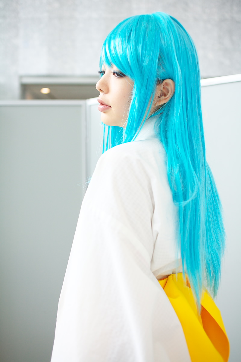 namada, yukiko hime, dororon enma-kun, highres, photo (medium), 1girl, asian, bare legs, blue eyes, blue hair, blurry, breasts, color contacts, cosplay, depth of field, female focus, indoors, japanese clothes, kimono, looking to the side, short kimono, small breasts, solo, standing, white kimono, yukata