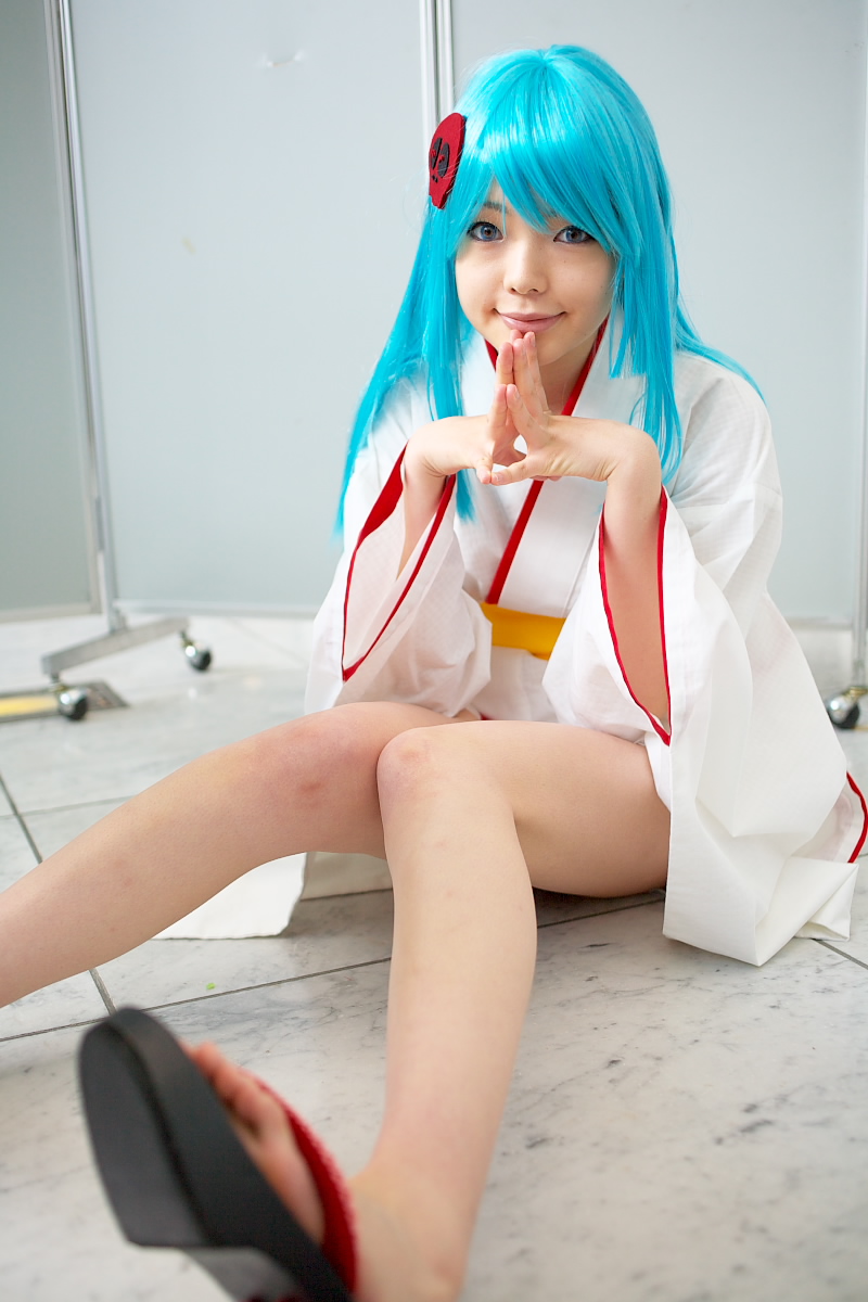 namada, yukiko hime, dororon enma-kun, highres, photo (medium), 1girl, asian, bare legs, blue eyes, blue hair, blurry, breasts, color contacts, cosplay, depth of field, female focus, indoors, japanese clothes, kimono, looking at viewer, on floor, short kimono, sitting, small breasts, smile, solo, white kimono, yukata