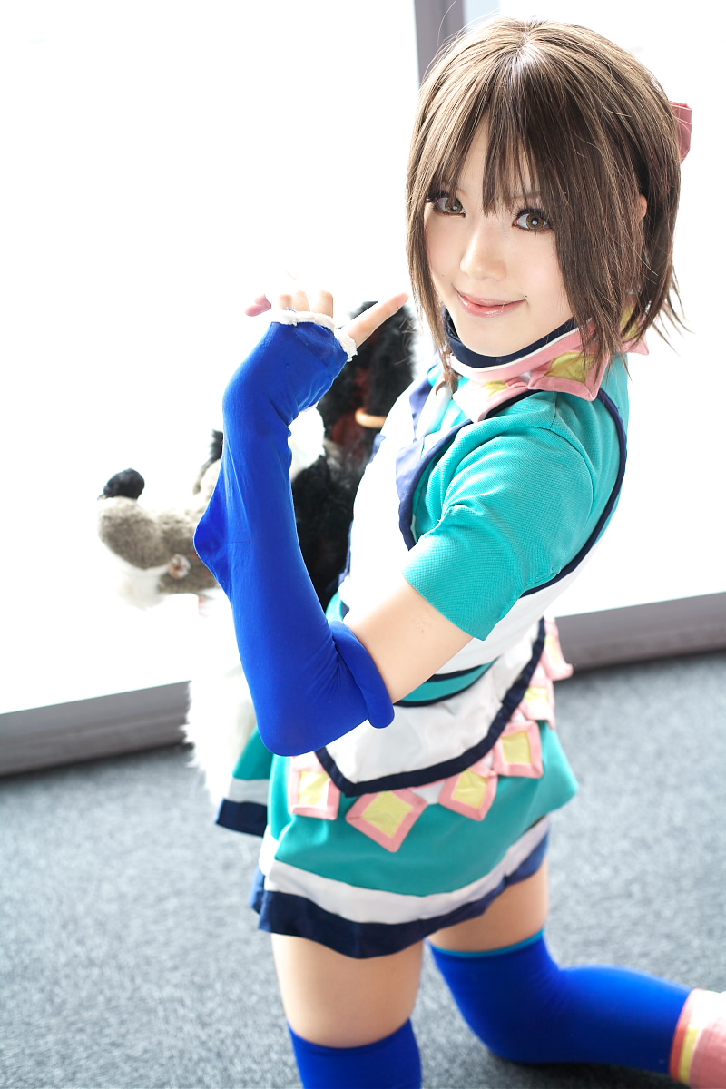 kipi-san, branky, mel, gensou suikoden, gensou suikoden iii, highres, photo (medium), 1girl, asian, blue gloves, blue thighhighs, breasts, brown eyes, brown hair, cosplay, elbow gloves, fingerless gloves, gloves, kneeling, looking at viewer, looking back, mel (cosplay), mole, puppet, short hair, small breasts, smile, stuffed animal, stuffed toy, thighhighs, zettai ryouiki