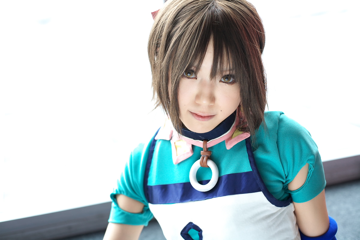 kipi-san, mel, gensou suikoden, gensou suikoden iii, photo (medium), 1girl, asian, blue gloves, breasts, brown eyes, brown hair, cosplay, gloves, indoors, looking at viewer, mel (cosplay), mole, short hair, small breasts