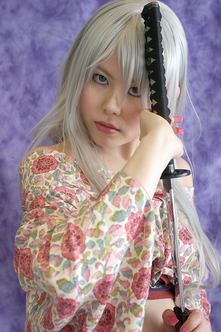 takizawa kazuya, natsume maya, tenjou tenge, silver hair, photo (medium), cosplay, midriff, sandals, sword, weapon