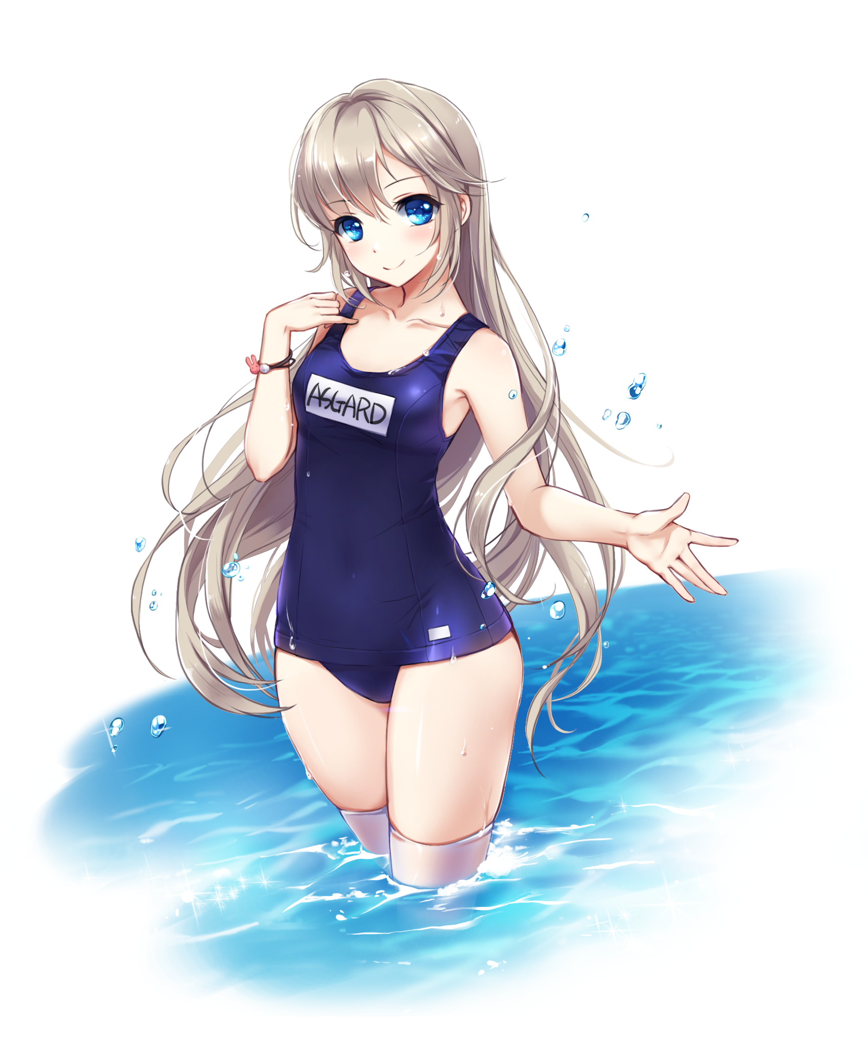 rachel (master of eternity), master of eternity, artist request, bad source, commentary, highres, korean commentary, 1girl, armpit crease, blue eyes, blue one-piece swimsuit, bracelet, breasts, closed mouth, collarbone, covered navel, grey hair, hand up, jewelry, long hair, looking at viewer, name tag, one-piece swimsuit, outstretched hand, school swimsuit, skindentation, small breasts, smile, solo, sparkle, swimsuit, thighhighs, thighs, very long hair, wading, water, water drop, wet, white background, white thighhighs
