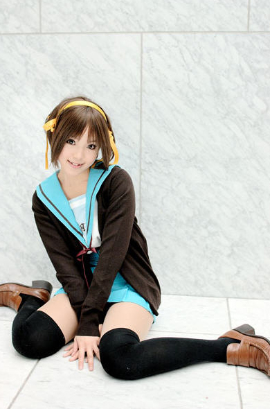 kipi-san, suzumiya haruhi, suzumiya haruhi no yuuutsu, photo (medium), 1girl, asian, brown eyes, brown hair, cosplay, female focus, hair ribbon, hairband, looking at viewer, ribbon, school uniform, sitting, smile, solo, suzumiya haruhi (cosplay), sweater, thighhighs, wariza, zettai ryouiki