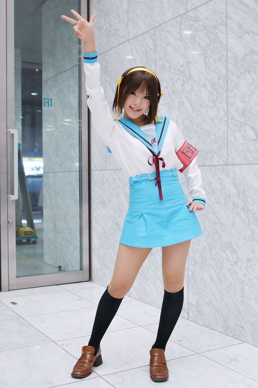 kipi-san, suzumiya haruhi, suzumiya haruhi no yuuutsu, highres, photo (medium), 1girl, armband, asian, brown eyes, brown hair, cosplay, female focus, hair ribbon, hairband, kneehighs, looking at viewer, ribbon, school uniform, serafuku, smile, socks, solo, suzumiya haruhi (cosplay)