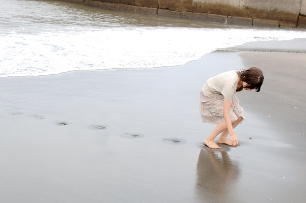 kipi-san, photo (medium), 1girl, asian, barefoot, beach, brown hair, dress, female focus, ocean, outdoors, sand, skirt, solo, wet