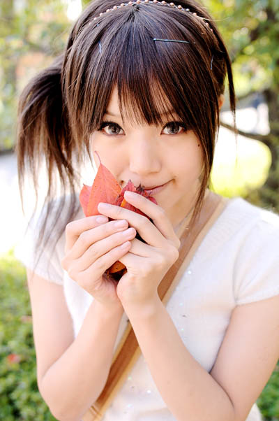 kipi-san, photo (medium), 1girl, asian, bag, female focus, leaf, looking at viewer, mole, outdoors, side ponytail, solo