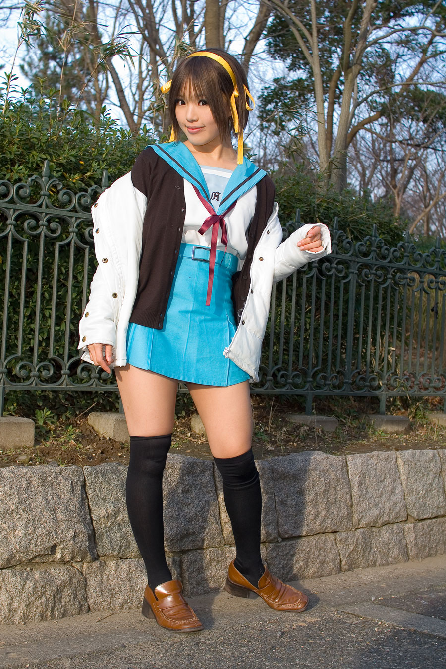 kipi-san, suzumiya haruhi, suzumiya haruhi no yuuutsu, highres, photo (medium), 1girl, asian, brown eyes, brown hair, cardigan, coat, cosplay, female focus, hair ribbon, hairband, looking at viewer, outdoors, ribbon, school uniform, serafuku, smile, solo, suzumiya haruhi (cosplay), thighhighs, tree