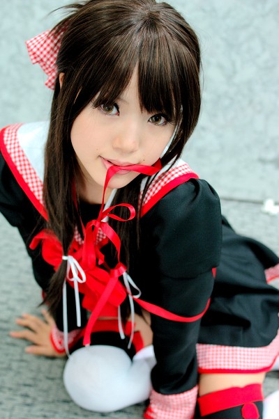 kipi-san, masuda shizuka, final approach, photo (medium), 1girl, asian, breasts, brown eyes, brown hair, cosplay, female focus, hair ribbon, long hair, looking at viewer, masuda shizuka (cosplay), mole, mouth hold, ribbon, sailor collar, school uniform, serafuku, small breasts, solo, thighhighs