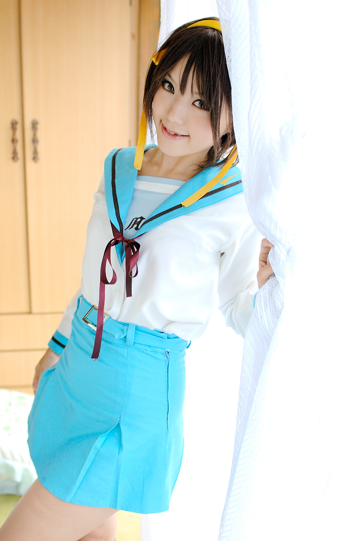 kipi-san, suzumiya haruhi, suzumiya haruhi no yuuutsu, photo (medium), 1girl, asian, brown eyes, brown hair, cosplay, female focus, hair ribbon, hairband, looking at viewer, ribbon, school uniform, serafuku, solo, suzumiya haruhi (cosplay)