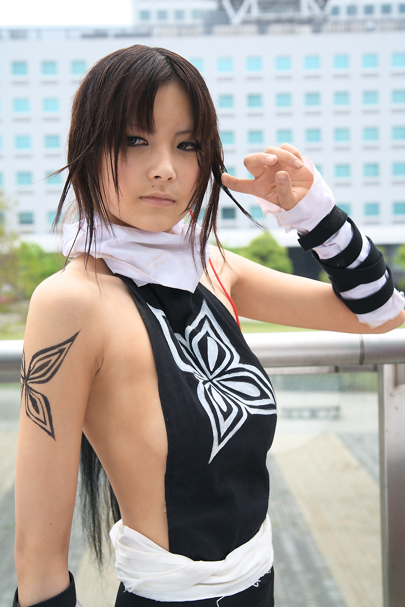 shihouin yoruichi, tooru (cosplayer), bleach, highres, photo (medium), asian, backless outfit, breasts, cosplay, ponytail, shihouin yoruichi (cosplay), sideboob, sleeveless