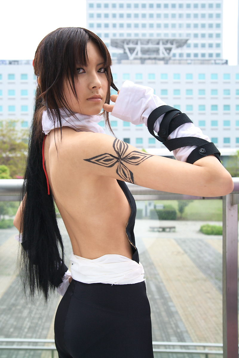 shihouin yoruichi, tooru (cosplayer), bleach, photo (medium), backless outfit, breasts, cosplay, ponytail, shihouin yoruichi (cosplay), sideboob, sleeveless