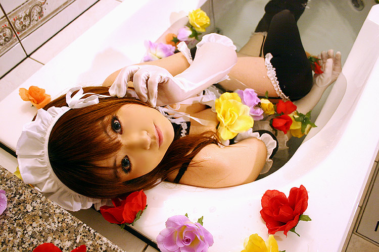 mizuhara arisa, sawatari mitsuki, kore ga watashi no goshujin-sama, black legwear, photo (medium), tagme, 1girl, asian, bare shoulders, bathroom, bathtub, brown hair, cosplay, detached collar, downblouse, dutch angle, dyed hair, elbow gloves, female focus, flower, from above, from behind, gloves, indoors, japanese (nationality), looking at viewer, looking back, maid, maid headdress, makeup, nakabayashi yoshitaka's maid uniform, sawatari mitsuki (cosplay), sitting, solo, white gloves