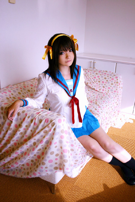 mizuhara arisa, suzumiya haruhi, suzumiya haruhi no yuuutsu, cosplay photo, photo (medium), brown hair, cosplay, long hair, school uniform, serafuku, solo, suzumiya haruhi (cosplay)