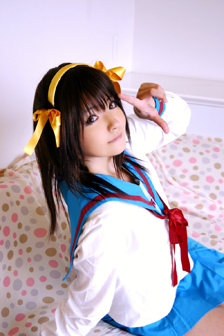 mizuhara arisa, suzumiya haruhi, suzumiya haruhi no yuuutsu, cosplay photo, photo (medium), brown hair, cosplay, long hair, school uniform, serafuku, solo, suzumiya haruhi (cosplay)