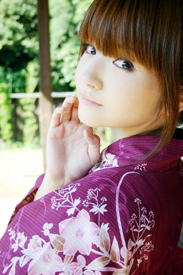 mizuhara arisa, character request, photo (medium), source request, 1girl, blunt bangs, brown hair, cosplay, female focus, floral print, flower, hand up, japanese clothes, kimono, looking at viewer, looking back, solo, upper body, yukata