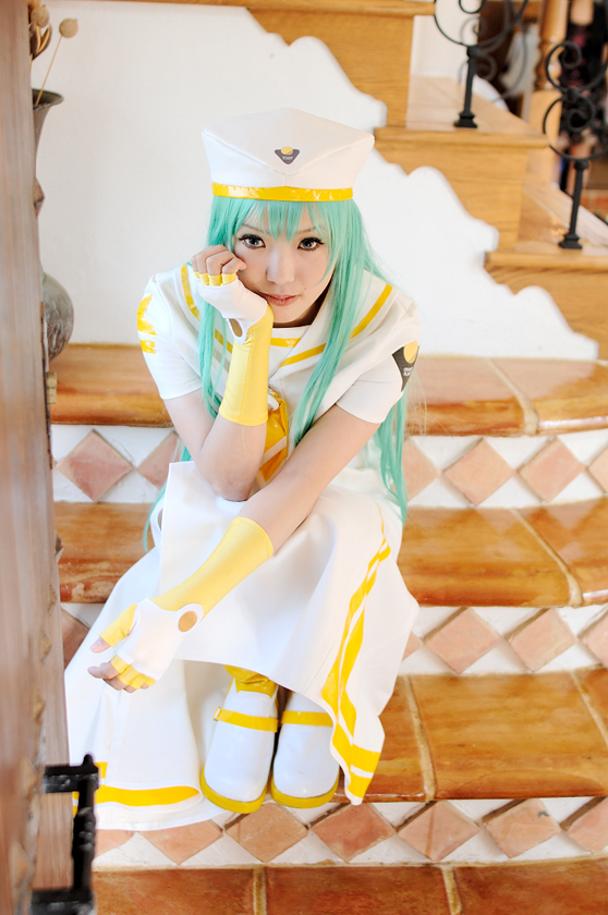 kipi-san, alice carroll, undine, aria (manga), photo (medium), 1girl, alice carroll (cosplay), asian, blue eyes, color contacts, cosplay, female focus, fingerless gloves, gloves, green hair, hat, long hair, looking at viewer, mole, sailor collar, sitting, solo