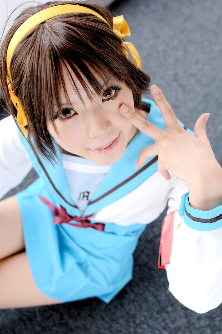 kipi-san, suzumiya haruhi, suzumiya haruhi no yuuutsu, photo (medium), 1girl, asian, brown eyes, brown hair, cosplay, female focus, hair ribbon, hairband, looking at viewer, ribbon, school uniform, serafuku, solo, suzumiya haruhi (cosplay)