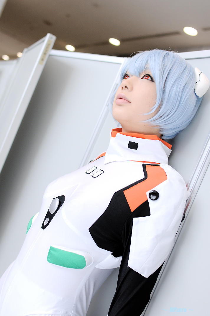namada, ayanami rei, neon genesis evangelion, photo (medium), 1girl, against wall, asian, blue hair, color contacts, cosplay, dutch angle, female focus, hairpods, indoors, leaning back, makeup, mascara, mecha pilot suit, plugsuit (cosplay), plugsuit (evangelion), short hair, solo