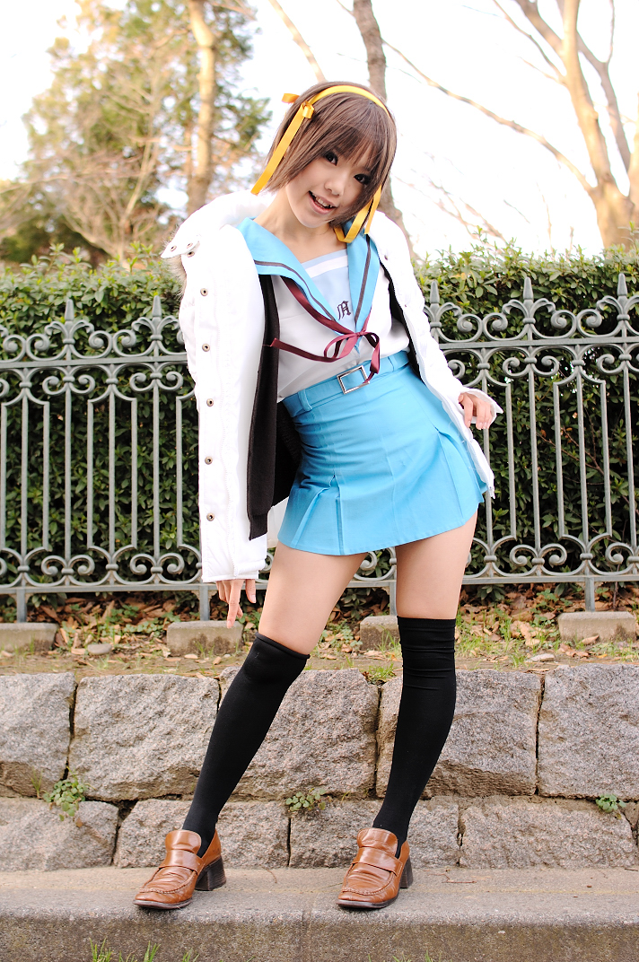 kipi-san, suzumiya haruhi, suzumiya haruhi no yuuutsu, photo (medium), 1girl, asian, brown eyes, brown hair, cosplay, female focus, hair ribbon, hairband, looking at viewer, outdoors, ribbon, school uniform, serafuku, solo, suzumiya haruhi (cosplay), thighhighs, zettai ryouiki
