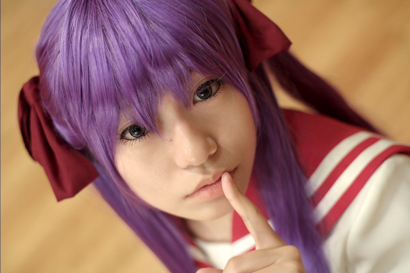 naito, hiiragi kagami, lucky star, photo (medium), cosplay, hair ribbon, purple hair, ribbon, sailor, school uniform, serafuku, socks, twintails