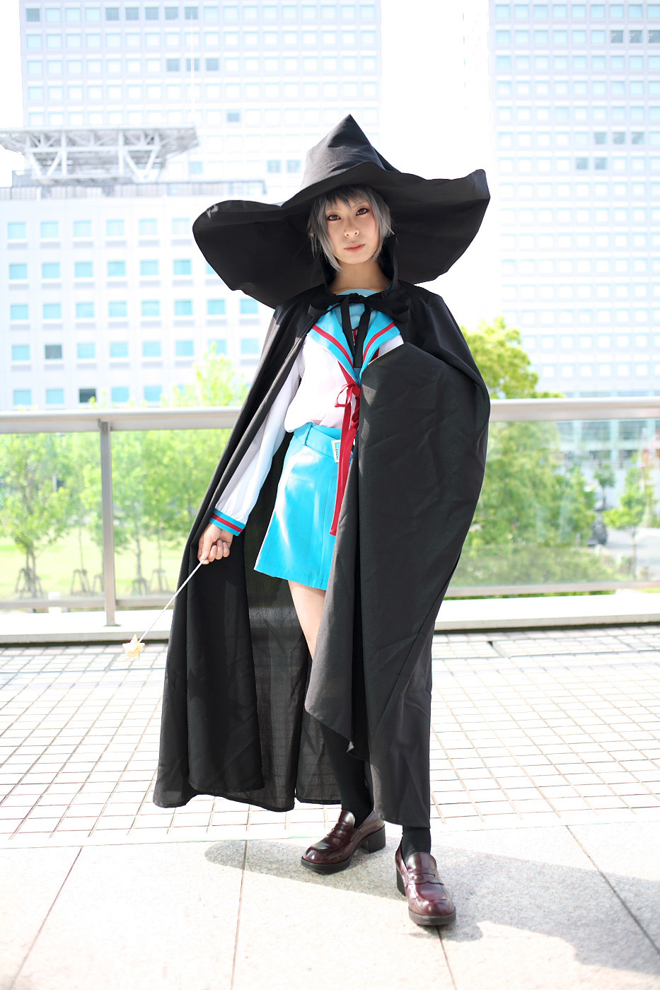 ari (model), nagato yuki, suzumiya haruhi no yuuutsu, highres, photo (medium), cape, cosplay, hat, kneehighs, sailor, school uniform, serafuku, socks, wand, witch hat