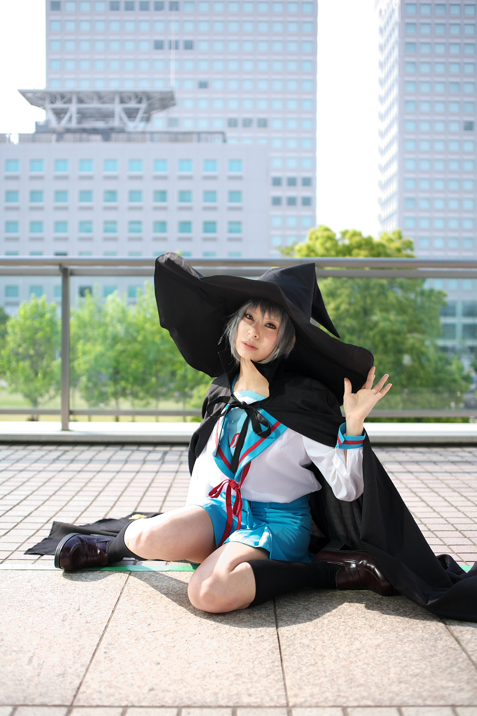 ari (model), nagato yuki, suzumiya haruhi no yuuutsu, highres, photo (medium), cape, cosplay, hat, kneehighs, sailor, school uniform, serafuku, socks, wand, witch hat