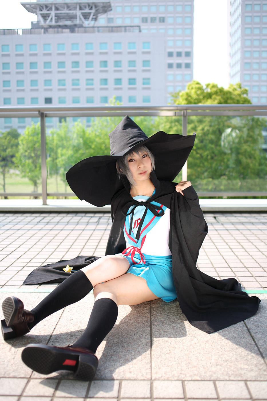 ari (model), nagato yuki, suzumiya haruhi no yuuutsu, highres, photo (medium), cape, cosplay, hat, kneehighs, sailor, school uniform, serafuku, socks, wand, witch hat