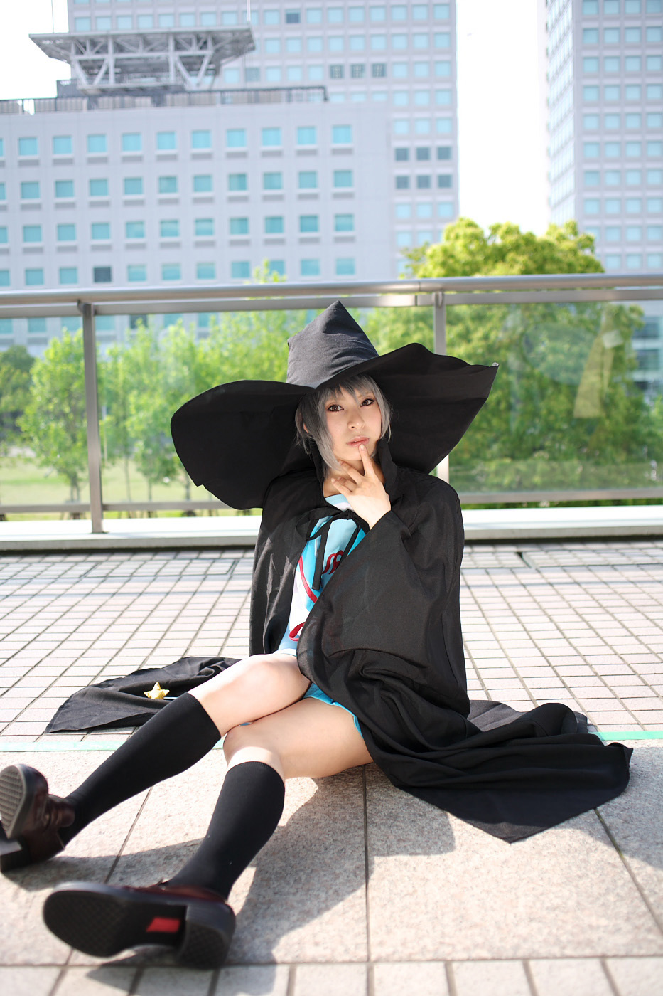 ari (model), nagato yuki, suzumiya haruhi no yuuutsu, highres, photo (medium), cape, cosplay, hat, kneehighs, sailor, school uniform, serafuku, socks, wand, witch hat