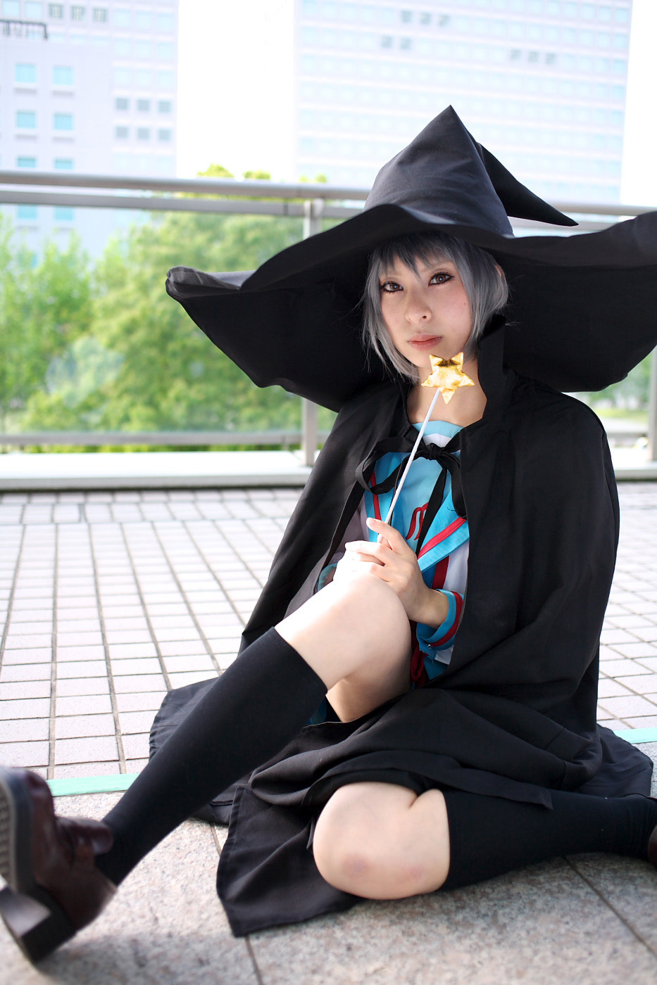 ari (model), nagato yuki, suzumiya haruhi no yuuutsu, highres, photo (medium), cape, cosplay, hat, kneehighs, sailor, school uniform, serafuku, socks, wand, witch hat