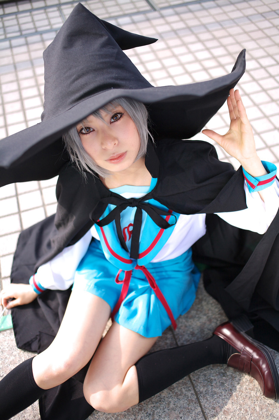 ari (model), nagato yuki, suzumiya haruhi no yuuutsu, highres, photo (medium), cape, cosplay, hat, kneehighs, sailor, school uniform, serafuku, socks, witch hat