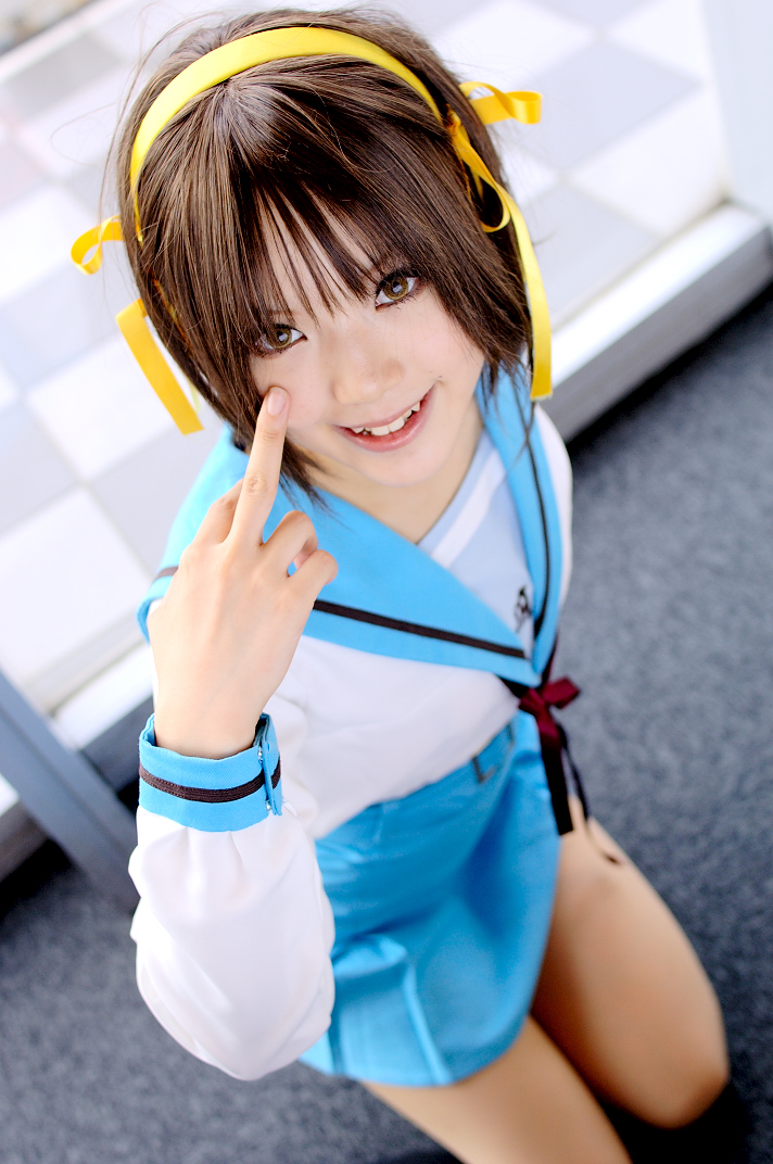 kipi-san, suzumiya haruhi, real life, suzumiya haruhi no yuuutsu, cosplay photo, photo (medium), 1girl, asian, brown eyes, brown hair, cosplay, female focus, looking at viewer, middle finger, pantyhose, school uniform, serafuku, short hair, solo, suzumiya haruhi (cosplay)