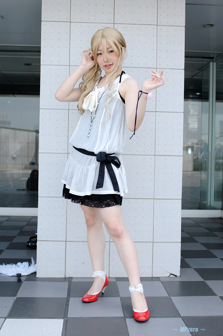 benio, kurenai, zone-00, photo (medium), 1girl, blonde hair, cosplay, female focus, long hair, looking at viewer, red shoes, shoes, solo