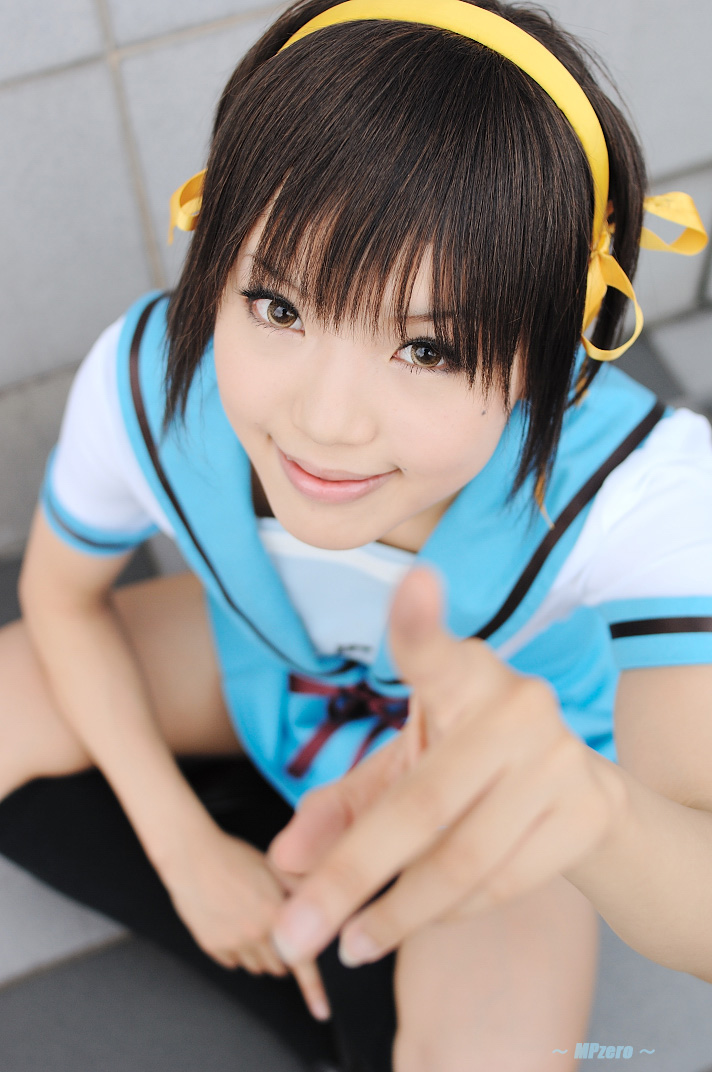 kipi-san, suzumiya haruhi, suzumiya haruhi no yuuutsu, photo (medium), 1girl, asian, brown eyes, brown hair, cosplay, female focus, hair ribbon, hairband, kneehighs, looking at viewer, pointing, pointing at viewer, ribbon, school uniform, serafuku, socks, solo, suzumiya haruhi (cosplay)