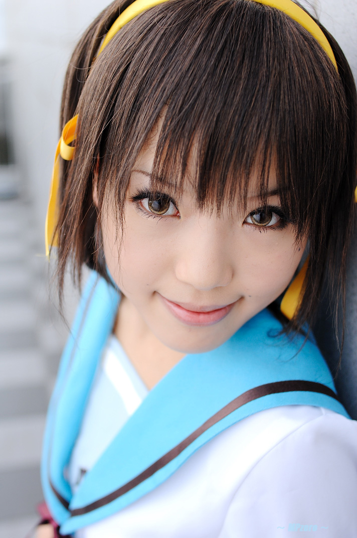 kipi-san, suzumiya haruhi, suzumiya haruhi no yuuutsu, photo (medium), 1girl, asian, brown eyes, brown hair, cosplay, female focus, hair ribbon, hairband, looking at viewer, ribbon, school uniform, serafuku, solo, suzumiya haruhi (cosplay)