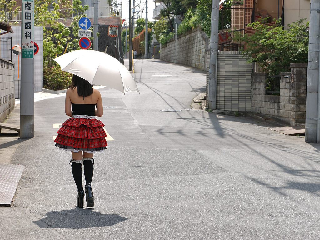 photo (medium), aru hi, floofy skirt, kneehighs, lace, socks, strapless, tube top, umbrella
