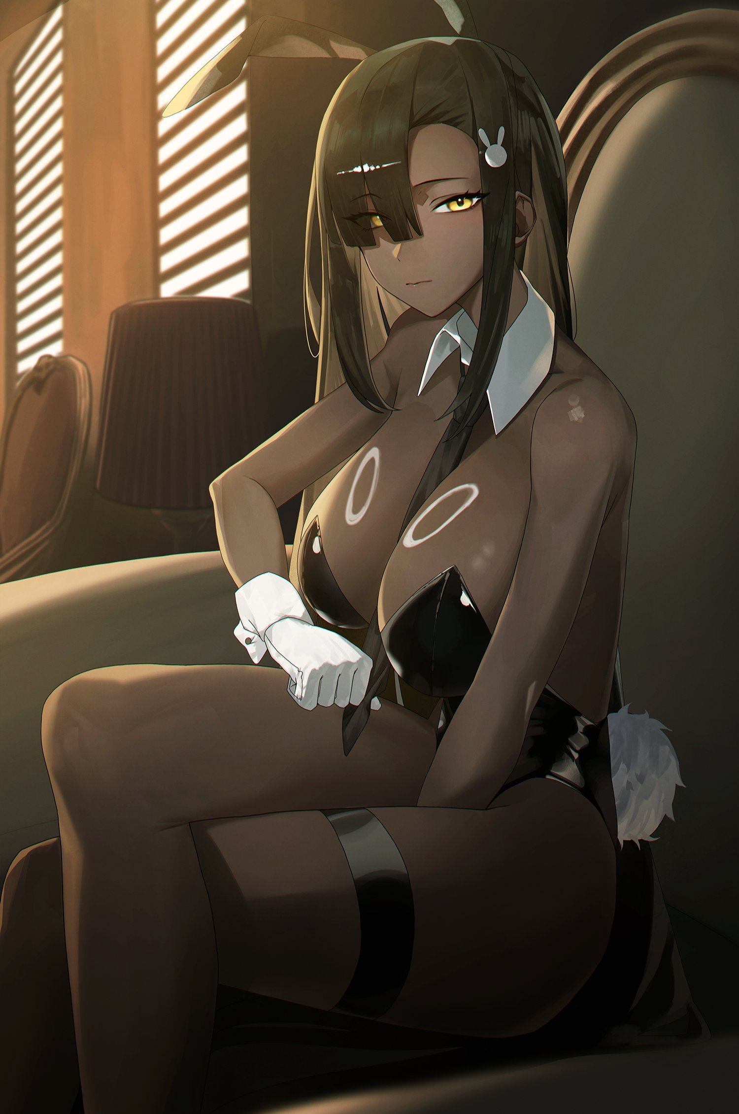 zilu (project moon), limbus company, project moon, highres, 1girl, animal ears, arm between legs, arm rest, black leotard, black necktie, blunt bangs, breasts, brown hair, couch, crossed legs, dark-skinned female, dark skin, detached collar, gloves, hair over one eye, herupu0, lamp, large breasts, leotard, light rays, long hair, looking at viewer, necktie, on couch, playboy bunny, rabbit accessory, rabbit ears, rabbit tail, shiny skin, sidelocks, sitting, tail, thigh strap, thighs, white gloves, window blinds, wrist cuffs, yellow eyes