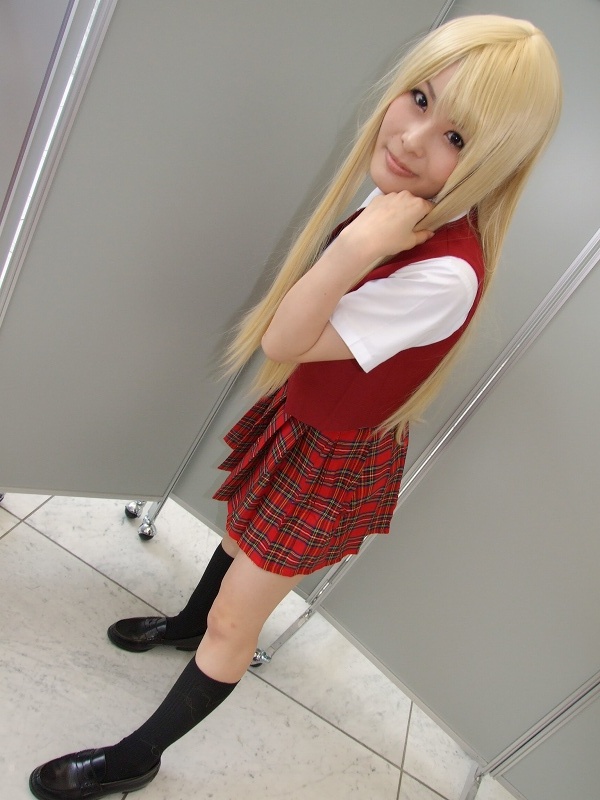 mio (cosplayer), yukihiro ayaka, mahou sensei negima!, photo (medium), blonde hair, cosplay, kneehighs, school uniform, serafuku, socks