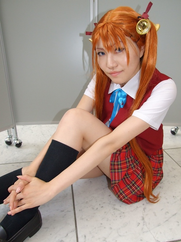 rou (cosplayer), kagurazaka asuna, mahou sensei negima!, photo (medium), bell, cosplay, hair ribbon, kneehighs, ribbon, school uniform, socks, twintails