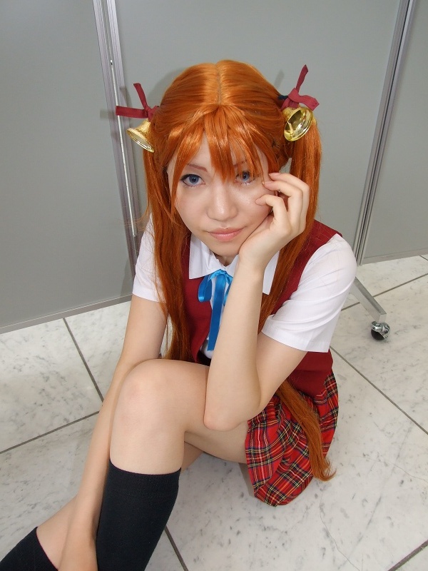 rou (cosplayer), kagurazaka asuna, mahou sensei negima!, photo (medium), bell, cosplay, hair ribbon, kneehighs, ribbon, school uniform, socks, twintails