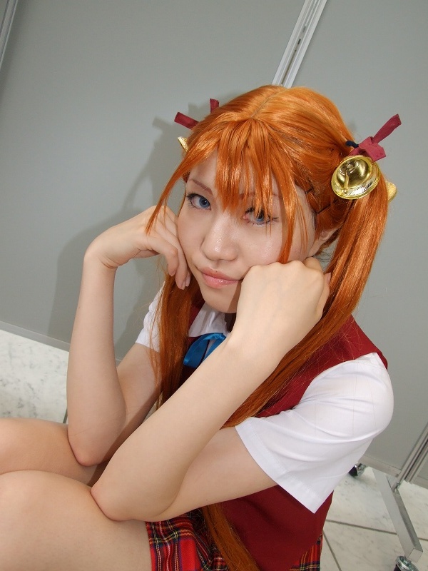 rou (cosplayer), kagurazaka asuna, mahou sensei negima!, photo (medium), bell, cosplay, hair ribbon, kneehighs, ribbon, school uniform, socks, twintails